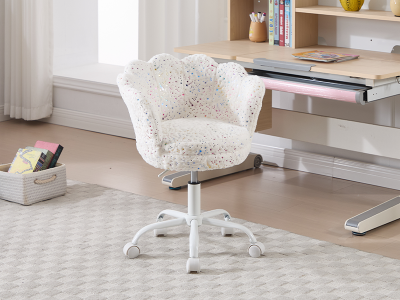 Sequenza a quattro pannelli che mostra una sedia da ufficio ergonomica bianca con caratteristiche e meccanismi regolabili, che dimostra varie capacità di regolazione.
