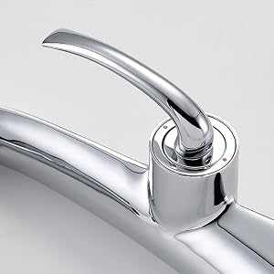 Plans détaillés rapprochés d'une élégante poignée de robinet argentée ou chromée, montrant son design minimaliste et son mécanisme de rotation souple sous de multiples angles.