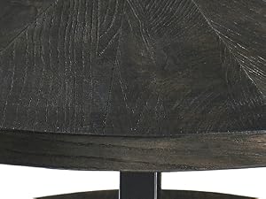 Runder Couchtisch mit dunkler Holzplatte mit radialem Maserungsmuster. Die schwarzen Metallbeine stützen zwei Etagen und verfügen über eine passende untere Ablage. Moderner Industriestil.