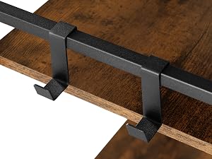 Staffe o morsetti di montaggio in metallo nero fissati alla superficie in legno, che mostrano hardware di installazione in stile industriale