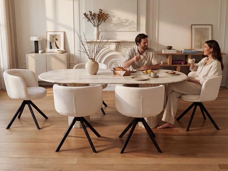Modernes Esszimmer mit zwei Personen an einem runden Tisch mit vier cremefarbenen Stühlen mit schwarzen Beinen, Holzboden, neutrales Dekor.