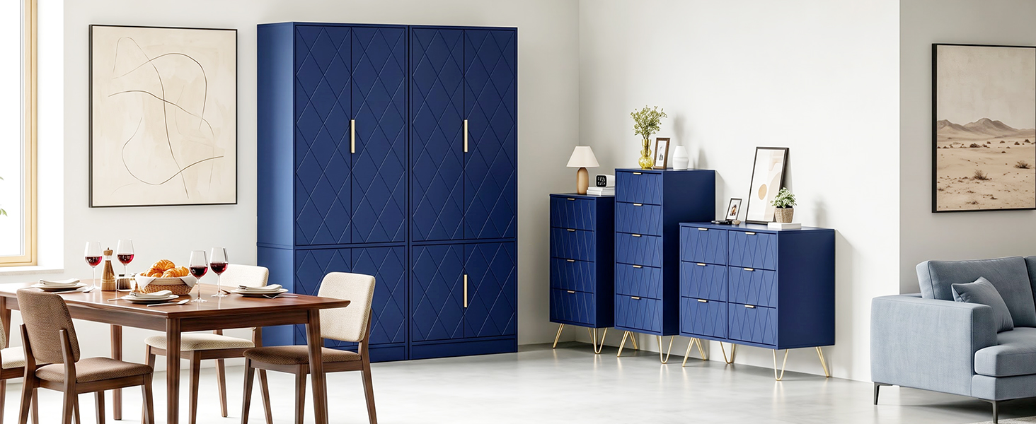 La pièce intérieure comprend des portes doubles bleu marine, une table à manger en bois avec des chaises, des boîtes de rangement bleu marine et des décorations murales minimalistes. Design épuré et contemporain avec palette neutre.