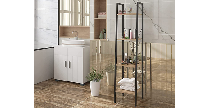 un bagno con specchio e mensola