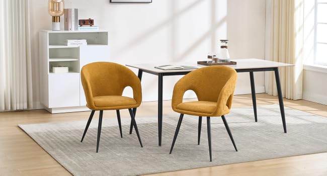 El texto dice «Imagen 3». Juego de comedor moderno con mesa rectangular negra y dos sillas tapizadas en amarillo mostaza con respaldos curvos en un ambiente interior luminoso.