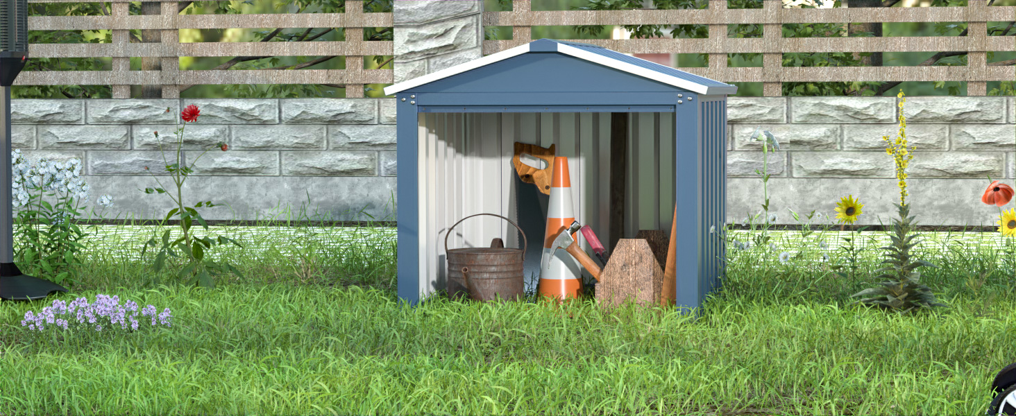 Petit abri de jardin en métal bleu dans une cour gazonnée avec fond de clôture.
[SENTENCE 10] Les portes ouvertes révèlent les outils de jardinage à l'intérieur.
