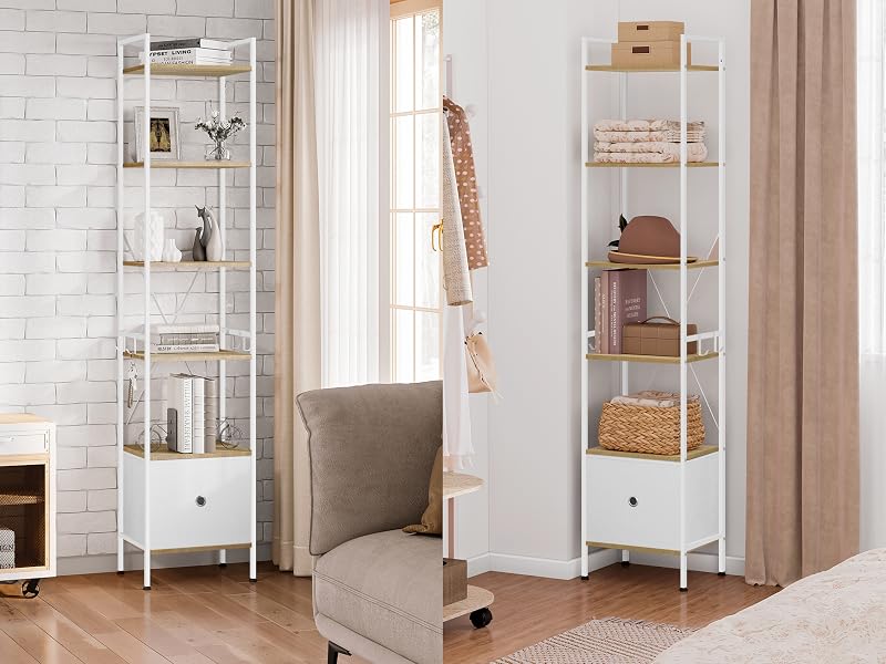 de metal blanco con varios niveles, con cajones de almacenamiento. Se exhibe en una sala de estar con artículos decorativos y cajas de almacenamiento en los estantes