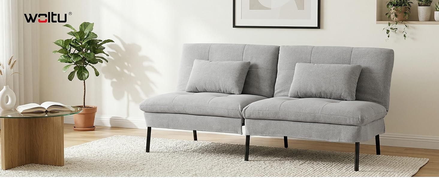 El texto dice «WEILI» (nombre de la marca visible). Sofá de dos plazas tapizado en gris claro con patas de madera que se presenta en una sala de estar minimalista con plantas en macetas y arte mural.