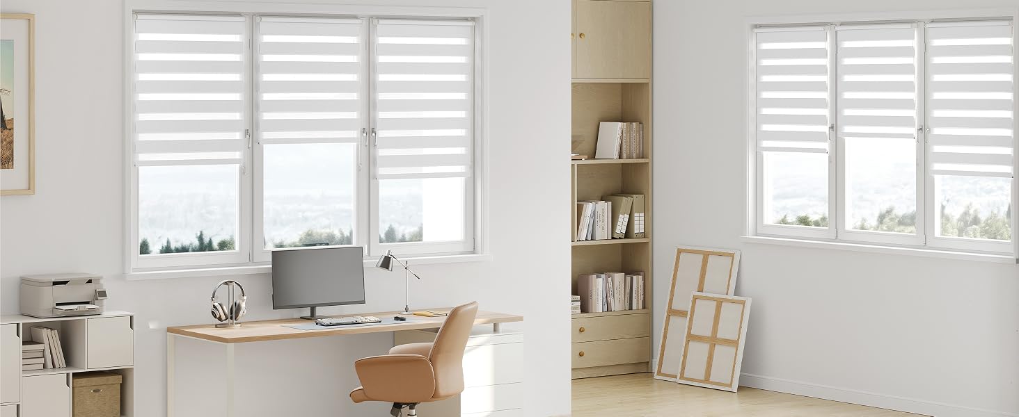 Deux photos de l'intérieur de la pièce, côte à côte, montrant des volets blancs en position fermée et ouverte, illustrant le fonctionnement des volets et le contrôle de l'éclairage.
