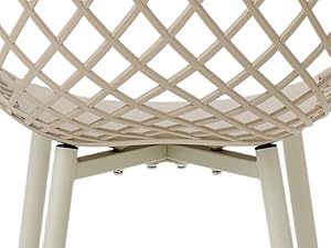 Gros plan du motif en treillis tissé dans les tons beige/crème avec des pieds de support en bois visibles en dessous, montrant des détails de tissage hachurés complexes.