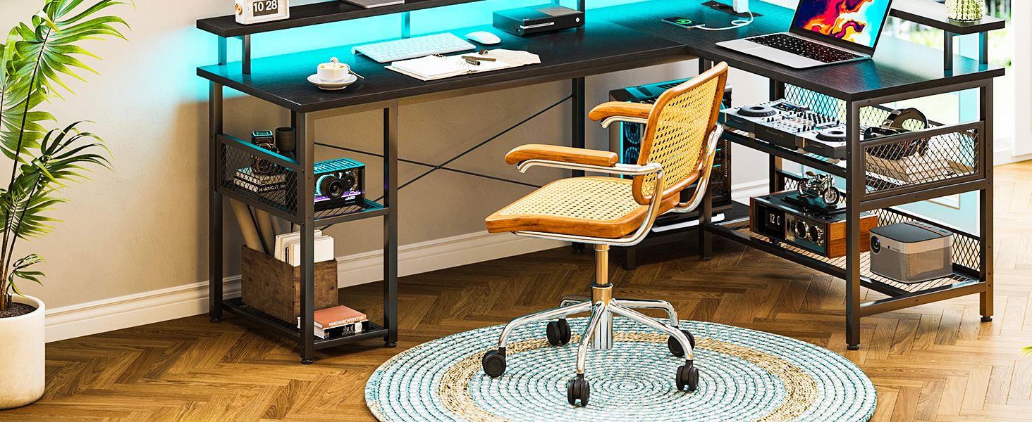 Configuration de bureau moderne en L avec éclairage d'accentuation turquoise, plusieurs étagères pour écrans et une chaise de bureau ergonomique sur un tapis à motifs circulaires