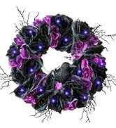 Dekorativer Kranz mit lila Rosen, schwarzen Blumen und tiefblauen Blüten, die in einem Kreis mit durchgehend getrockneten Zweigakzenten angeordnet sind.