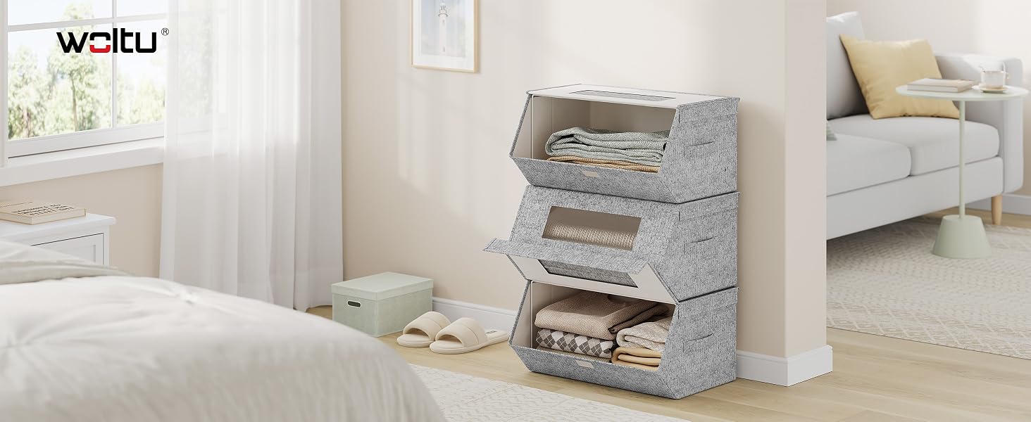 Sammlung grauer Aufbewahrungsboxen oder Organizer aus Stoff, die in verschiedenen Konfigurationen vor weißen Wand- und Bodenverkleidungen abgebildet sind.
