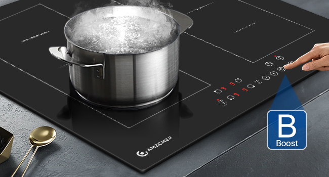 Induktionskochfeld mit Edelstahltopf. Von Hand einstellbare Touch-Bedienelemente. Die Funktion „Boost“ ist hervorgehoben. Glatte schwarze Oberfläche mit mehreren Kochzonen