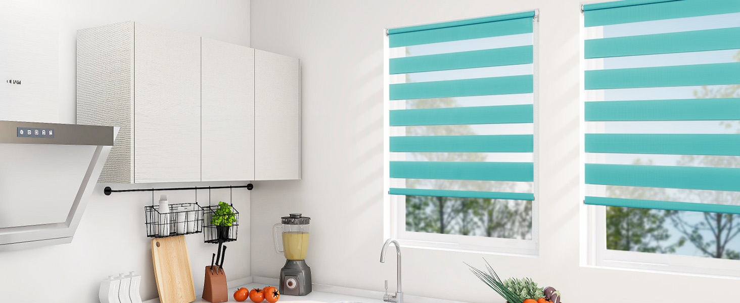 Série de photos intérieures montrant des parures de fenêtres. Volets roulants à rayures turquoises et blanches présentés dans différentes positions dans ce qui semble être un décor de cuisine moderne.