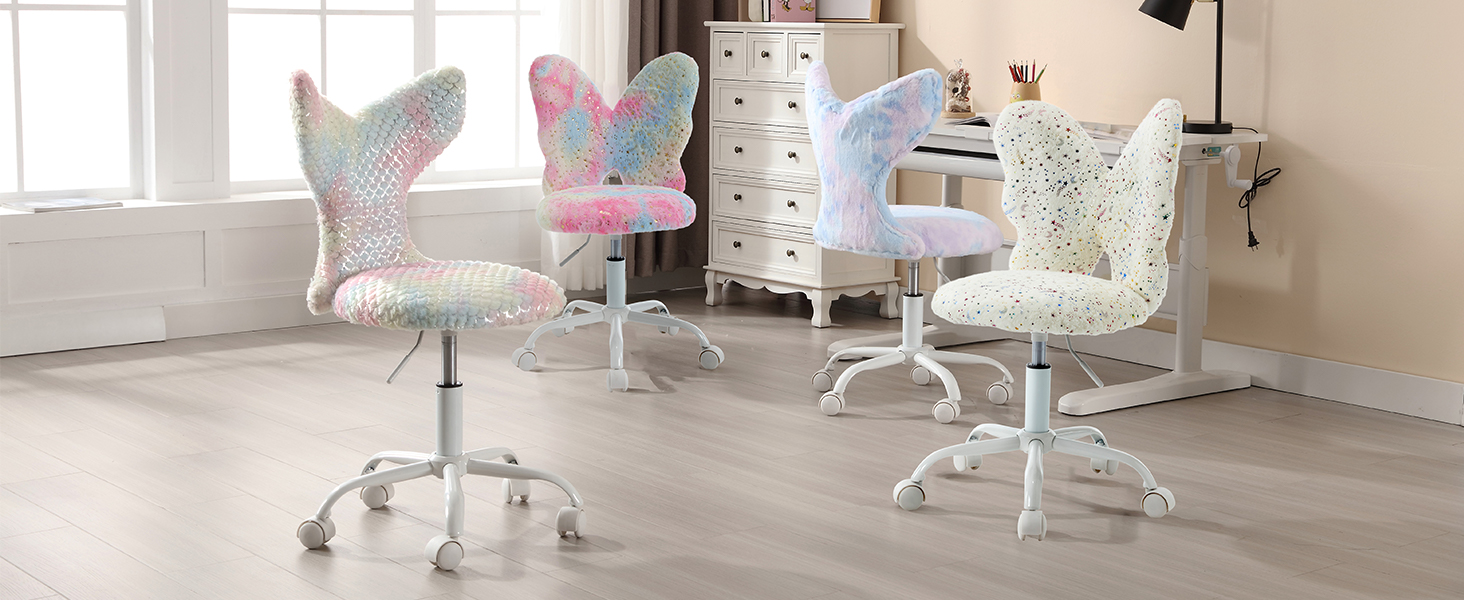 Cuatro sillas de oficina decorativas con tapicería con estampado de mariposas en colores pastel, con altura ajustable y bases con ruedas dispuestas