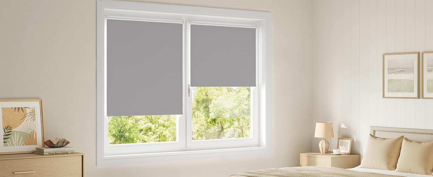 Habitación interior con cortinas enrollables o persianas blancas que se muestran en varios estados: completamente elevadas, parcialmente bajadas y completamente bajadas.