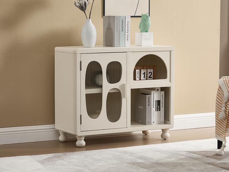 Centro di intrattenimento o console multimediale bianca con dettagli decorativi ad arco e vani portaoggetti. Presenta linee pulite e uno stile tradizionale con piedini rialzati.