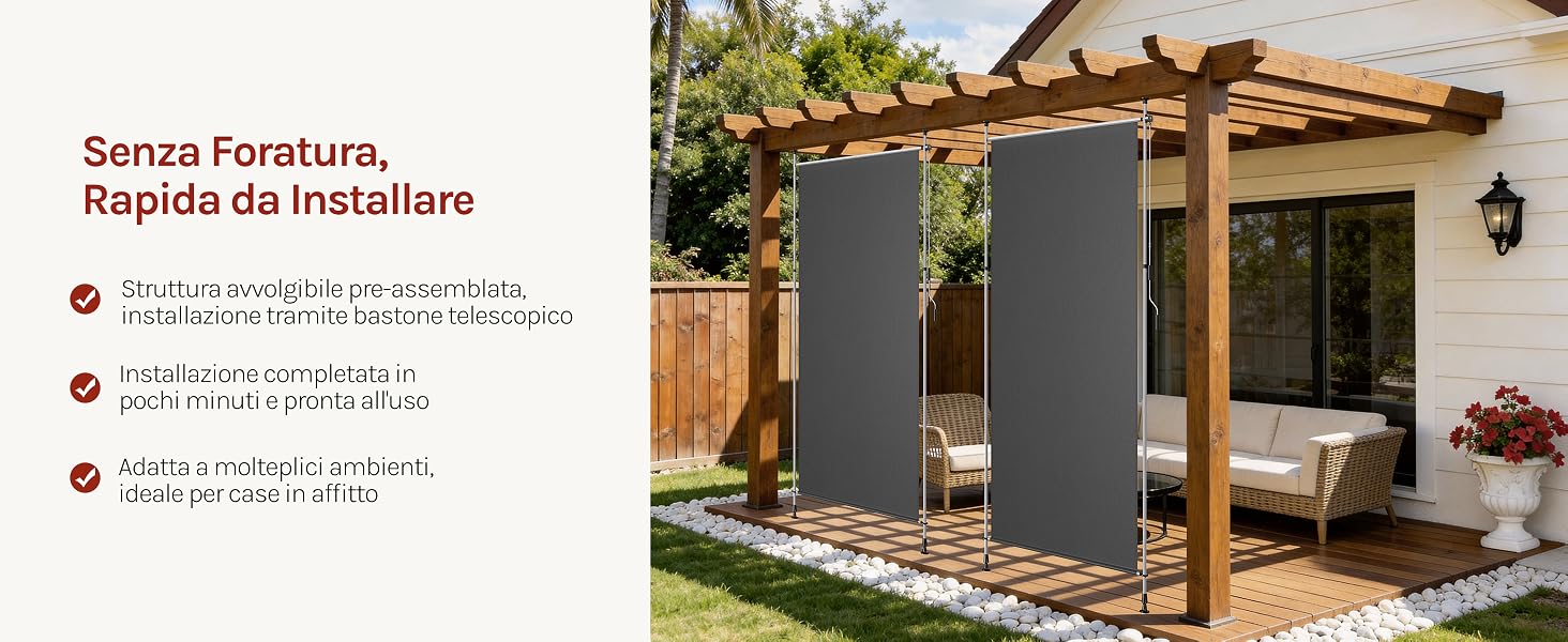 Il testo dice «Scripts Fortuna». Immagine architettonica esterna che mostra una struttura a pergola in legno con fioriere sospese e colonne in pietra.