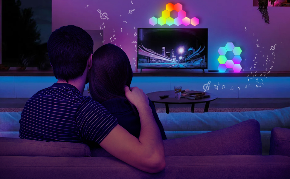 una pareja viendo una película en la televisión en una sala de estar.