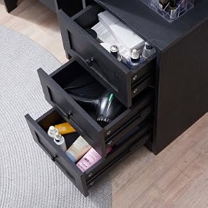 Plusieurs vues d'un appareil électronique ou mécanique noir en cours d'utilisation, montrant différents angles et différentes étapes d'installation sur une surface grise.