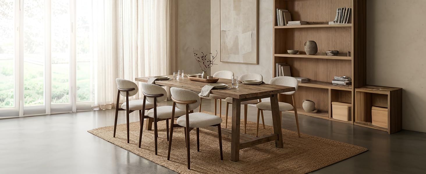 Salle à manger moderne en bois avec table, chaises et étagère géométrique, photographiée selon une perspective inclinée avec la lumière naturelle des fenêtres.
