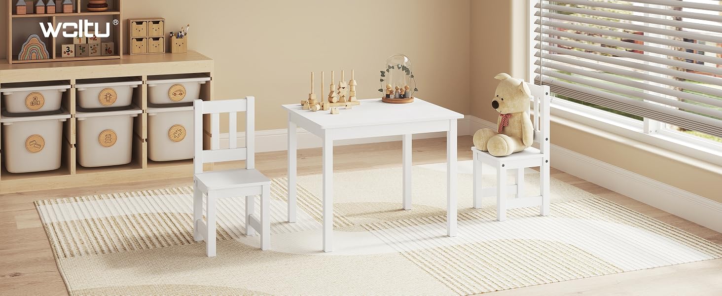 Serie di immagini che mostrano cestini e contenitori organizzati in un ambiente domestico pulito e minimalista con mobili bianchi e illuminazione naturale.