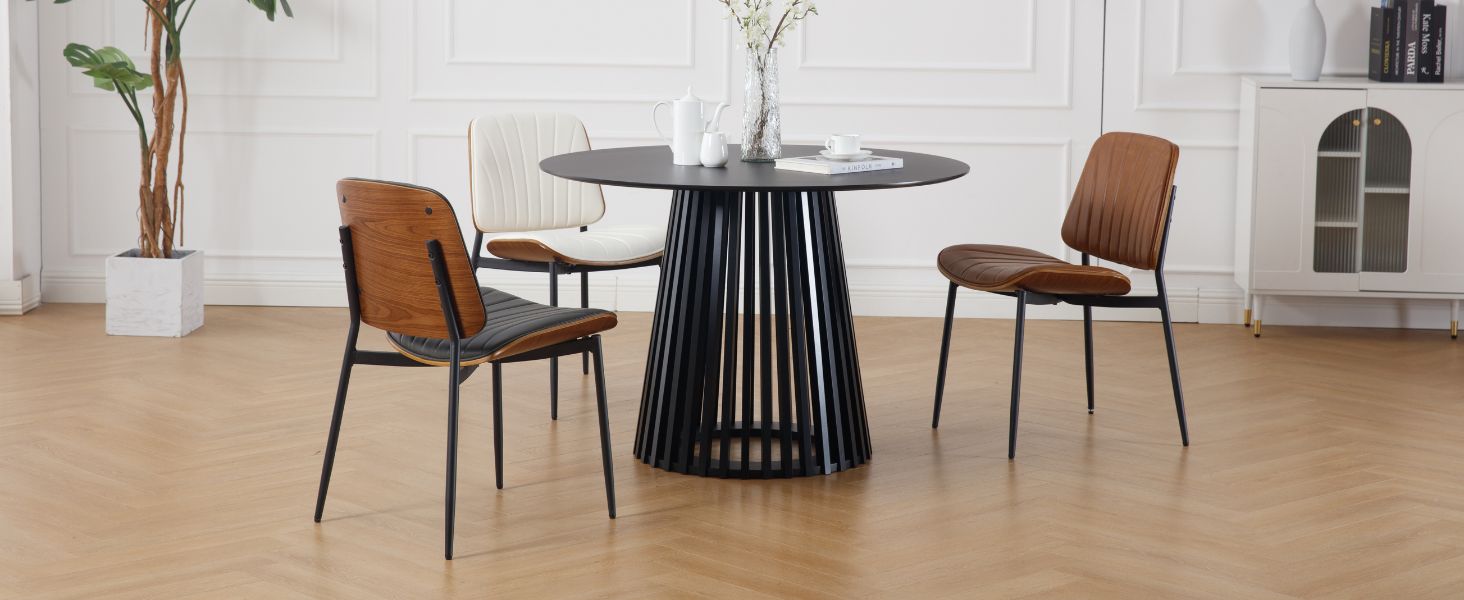 Moderne Essgruppe mit rundem schwarzen Tisch mit Lattenrost, gepaart mit drei braunen Lederstühlen mit eleganten Metallrahmen.
