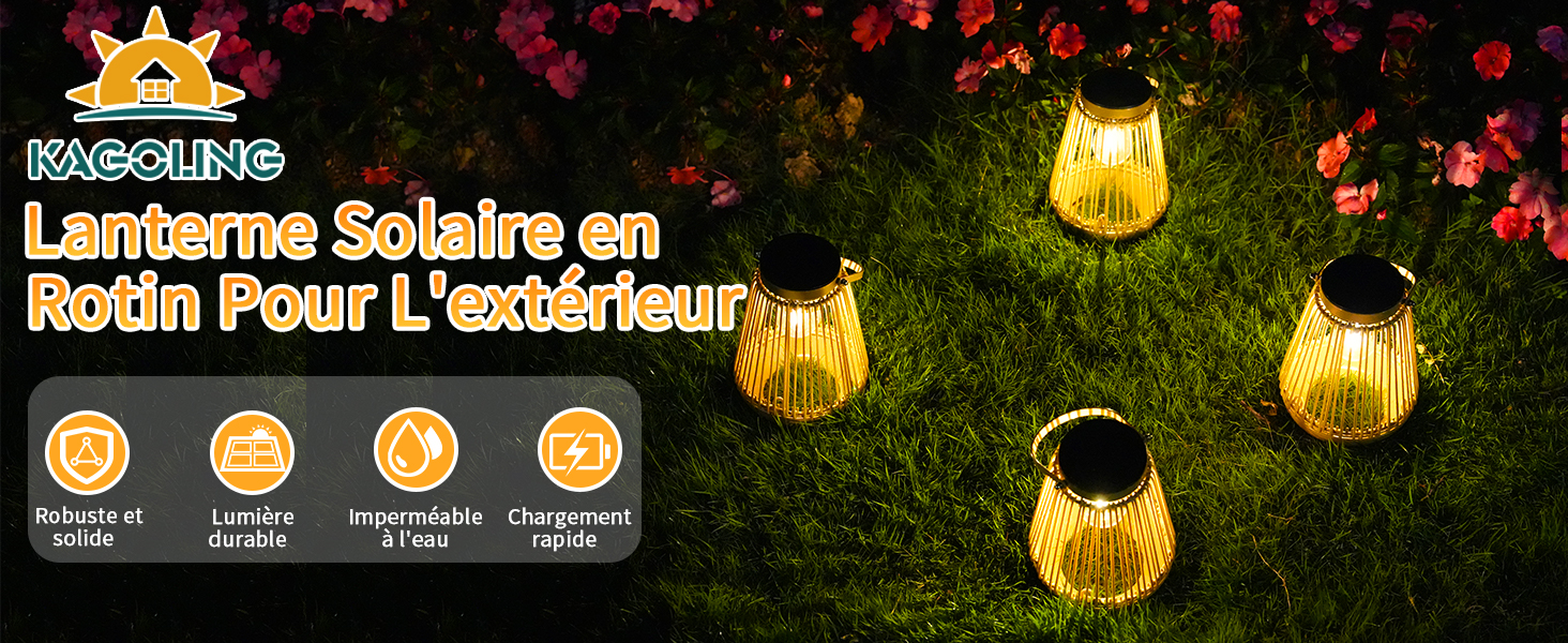 avec couvercle en rotin émettent une lumière chaude dans un jardin. Quatre lanternes lumineuses reposent sur l'herbe entourée de fleurs, créant une atmosphère ambiante.