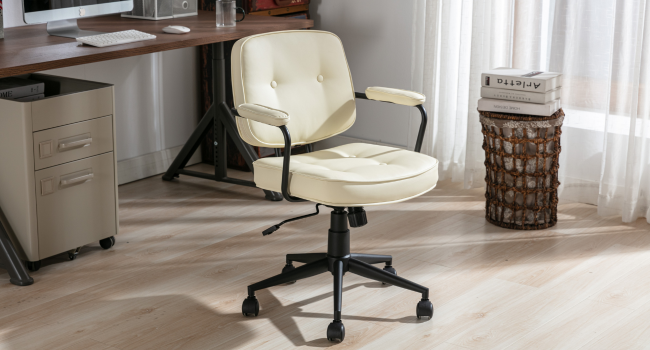 avec revêtement de couleur crème et structure en métal. Positionné près d'un bureau blanc et d'un panier tressé. Lumière naturelle provenant de la fenêtre voisine.
