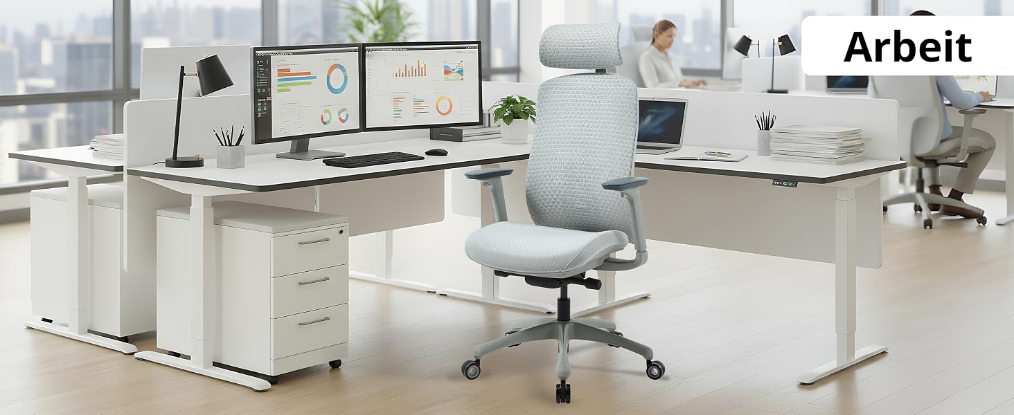 Der Text lautet „Arbeit“. Moderne offene Büroräume mit weißen Schreibtischen, ergonomischen Stühlen und klarem, minimalistischem Design, aufgenommen aus verschiedenen Blickwinkeln.