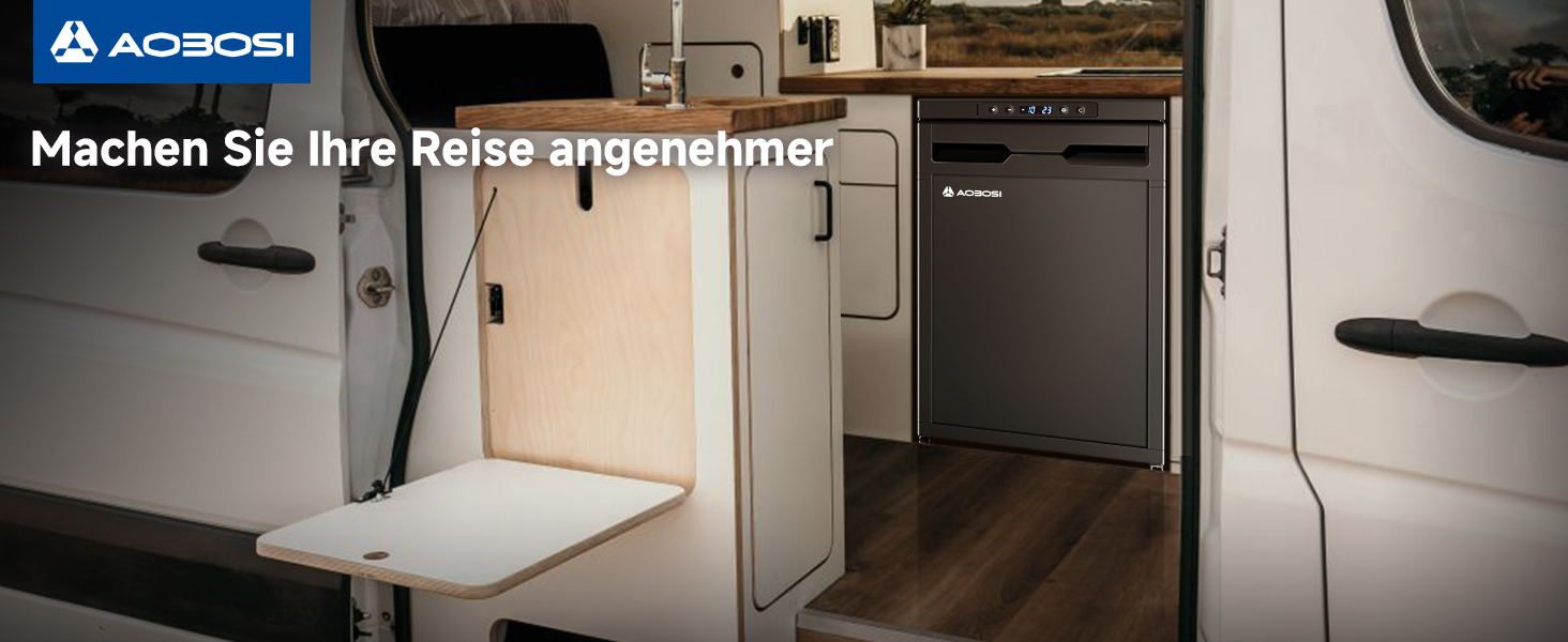 Innenansicht eines Wohnmobils oder Wohnmobils mit einem herunterklappbaren Tisch, der an einem Schrank befestigt ist. Der Raum ist mit Holzböden und