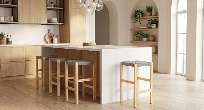 Text reads 'Höhenverstellbarer Schreibtisch: Gestalten Sie Ihren Arbeitsbereich'. Modern minimalist office space with light wood furniture and white walls.