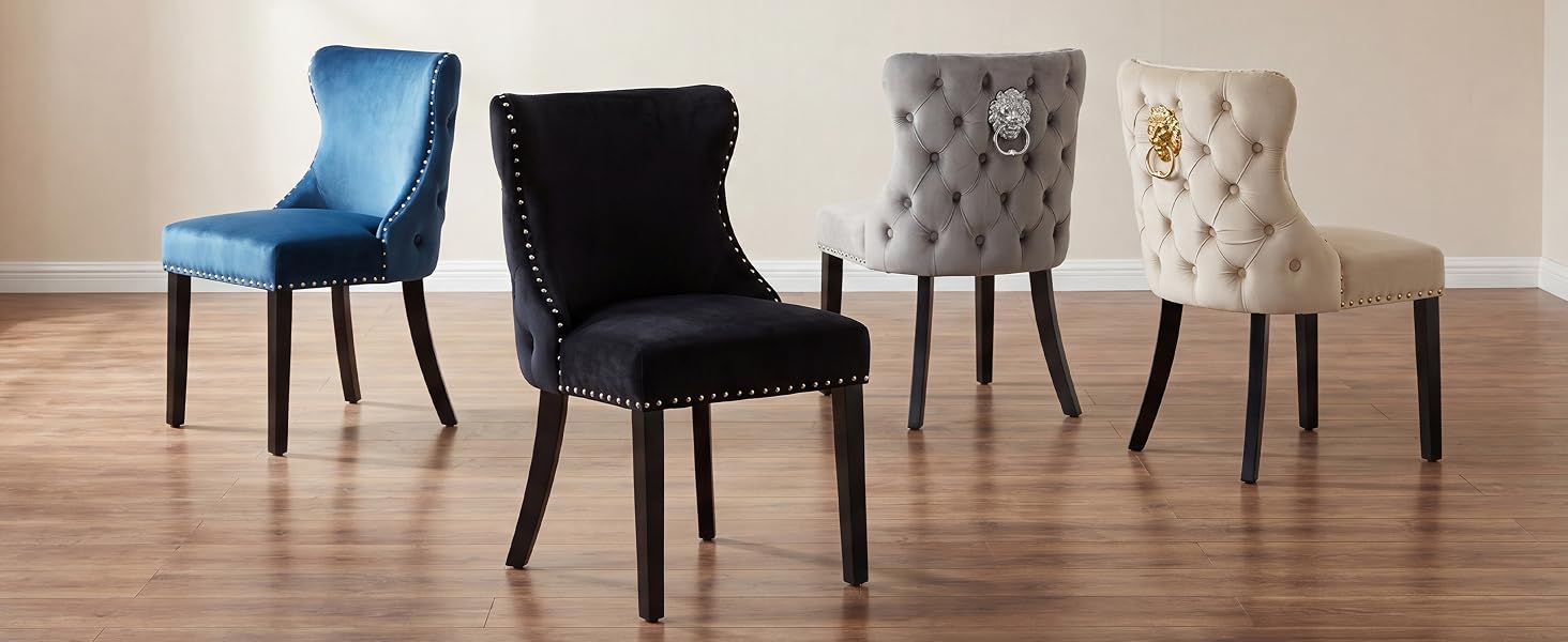 Cinq chaises de salle à manger rembourrées de différentes couleurs, dont le bleu, le noir, le gris et le blanc, présentées dans une pièce intérieure revêtue de parquet.