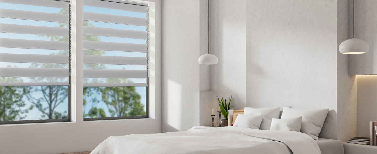 avec stores à rayures translucides, literie blanche, lampes suspendues et plantes. Met en valeur le contrôle de la lumière et des éléments de design d'intérieur modernes