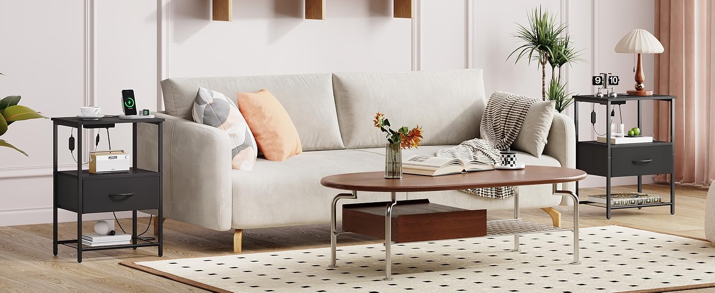 Intérieur de salon moderne présentant un aspirateur utilisé sur un tapis à motifs, avec un mobilier minimaliste et des plantes en arrière-plan.