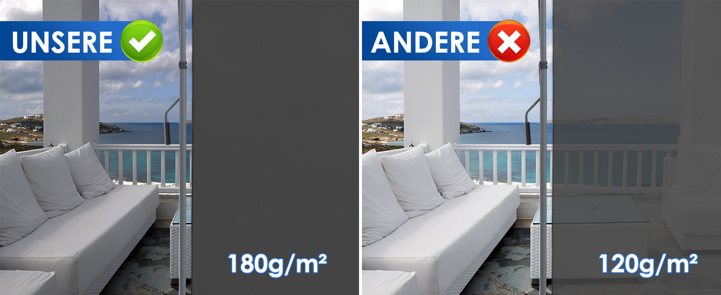 ein weißes Sofa mit einem weißen Bezug und einem blauen Meer im Hintergrund.