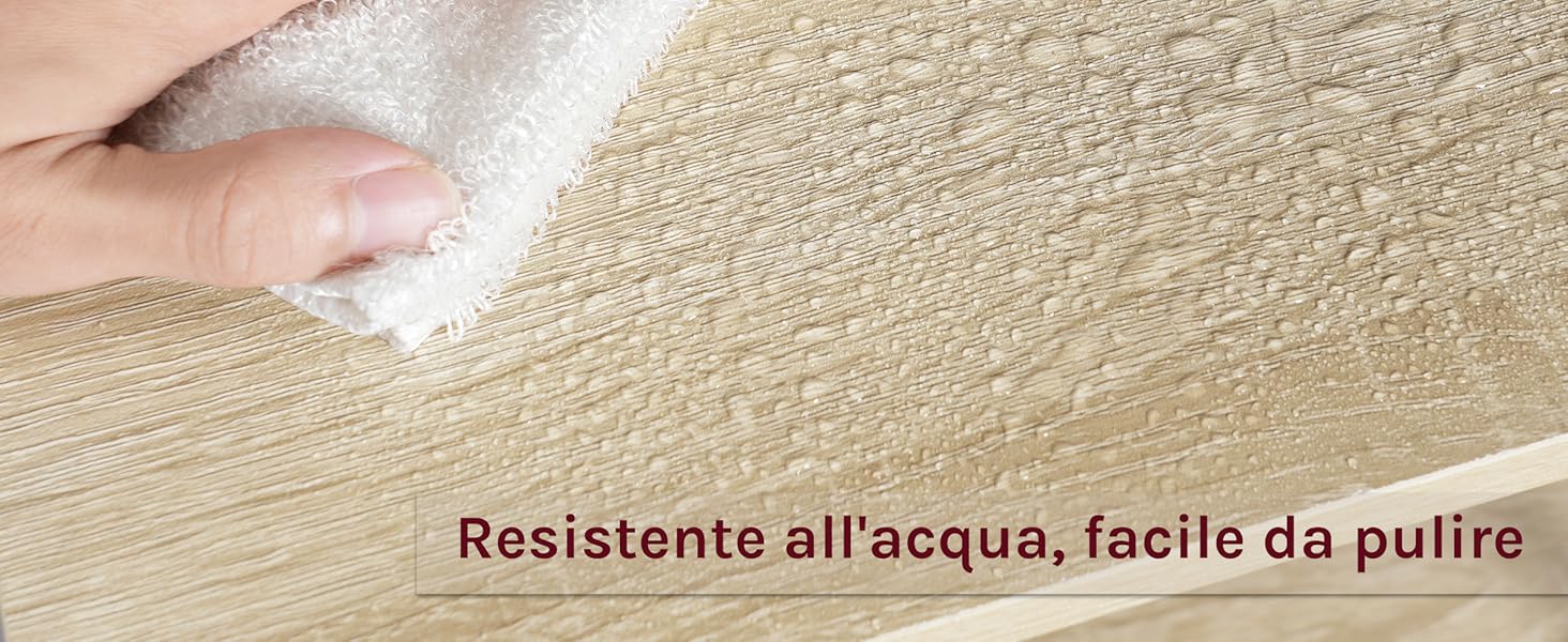 Pulire a mano una superficie in legno di colore chiaro con un panno bianco, dimostrando resistenza all'acqua e facilità
