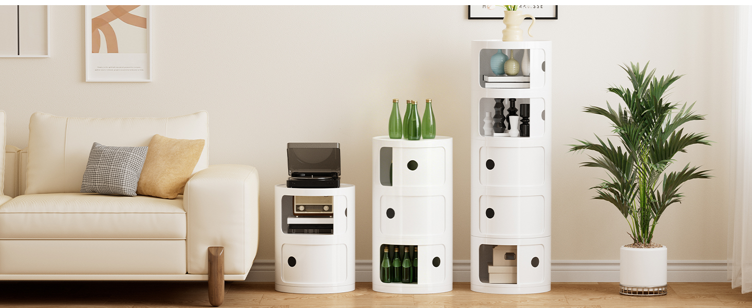 Intérieur de salon moderne avec canapé crème, cubes de rangement blancs avec compartiments, plantes vertes en pot, coussins décoratifs et étagères minimalistes contre un mur blanc.
