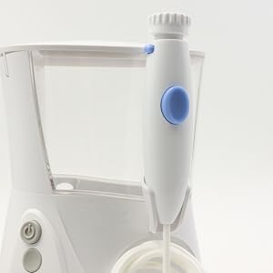mit blauen Tasten. Enthält einen Wassertank, ein tragbares Zahnseidegerät mit blauem Knopf und einen Netzschalter an der Basis. Konzipiert für die Mundhygiene.