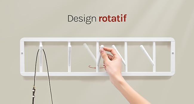 Le texte indique « Design rotatif ». Organiseur mural blanc avec 5 fentes horizontales affichées contre un mur beige. Insérer l'article à la main dans la fente pour démontrer la conception rotative.