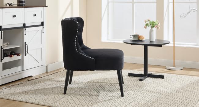 Interno moderno del soggiorno con sedia nera e mobili bianchi contro pareti beige con tappeto a motivi geometrici.