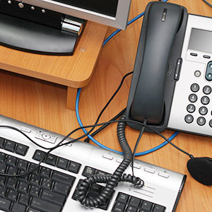 un téléphone et un clavier sur un bureau.