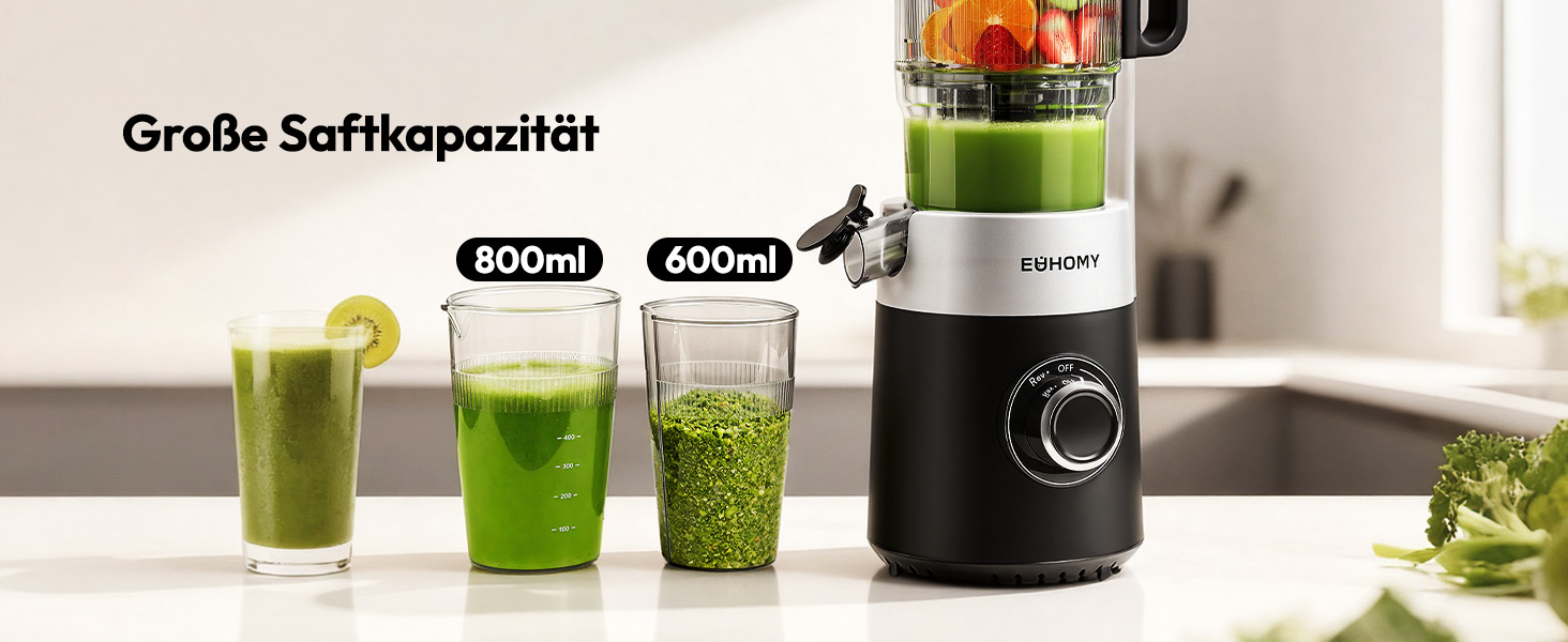 Der Text lautet „Große Saftkapazität“. Eine Reihe von Gläsern mit grünen Smoothies oder Säften, abgebildet neben einem schwarzen Mixer oder einer Saftmaschine.