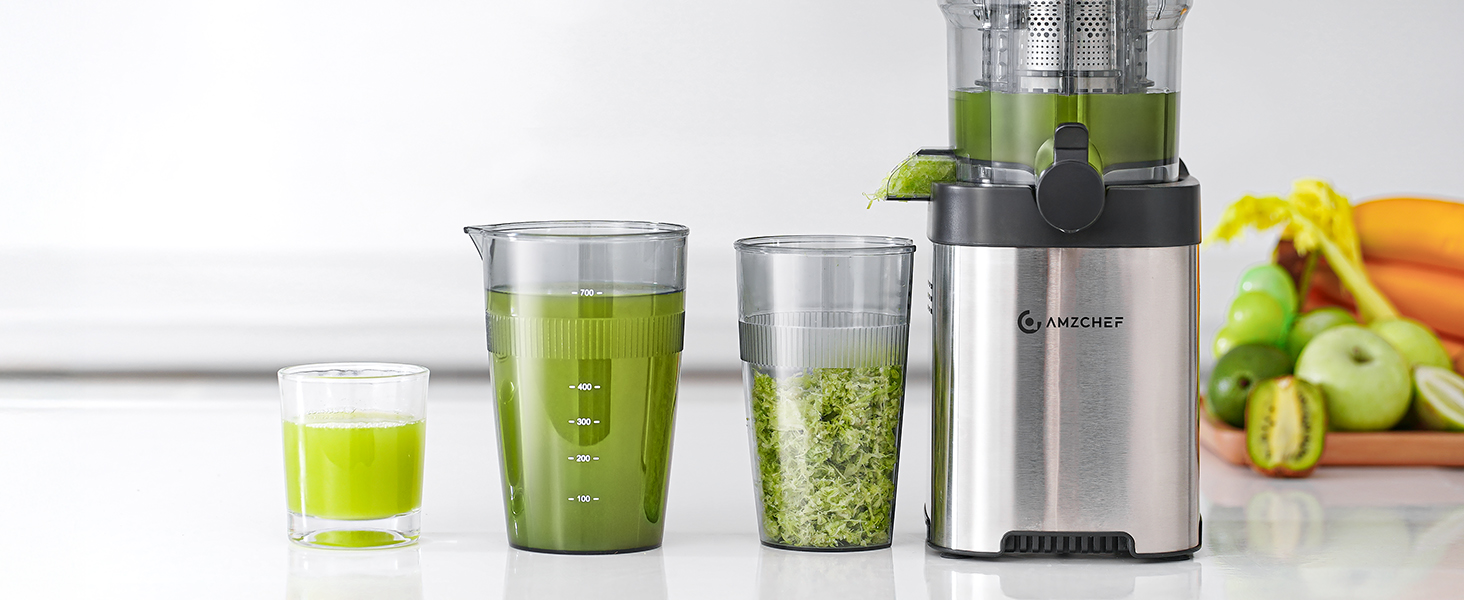 avec plusieurs récipients transparents remplis de smoothies verts et de légumes hachés. Fruits et légumes visibles en arrière-plan.