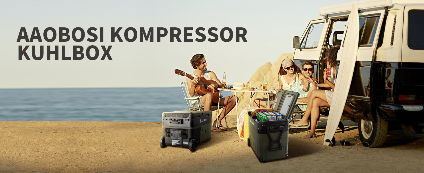 Der Text lautet „AKUBUSI KOMPRESSOR KUHLBOX“. Mehrere Freizeitfahrzeuge sind an einem Strand oder an einer Küste geparkt, im Hintergrund sind Sand und Wasser sichtbar.