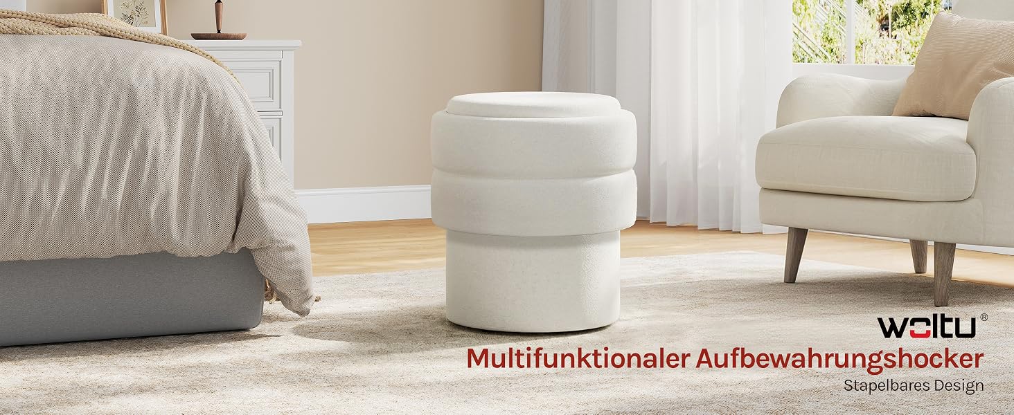 Der Text lautet „weliu Multifunktionaler Aufbewahrungshocker“. Weiße, zylindrische Aufbewahrungshocker aus Stoff im Wohnzimmer mit grauer Decke, weißem Sitzpuff und cremefarbenem Sessel auf hellem Boden.