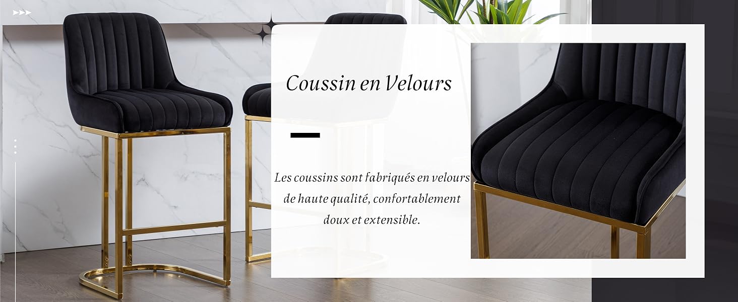 en velours noir avec capitonnage à canaux verticaux sur l'assise et le dossier. Base en métal doré avec pieds incurvés. Un gros plan montre une texture de rembourrage en peluche