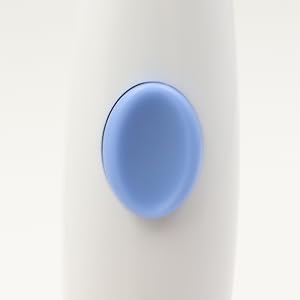 Ovale, glatte, hellblaue Taste oder Anzeige auf weißem Untergrund. Das Objekt wirkt leicht erhaben oder hervorstehend.