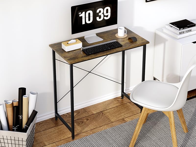 Scrivania compatta in legno con struttura in metallo, dotata di monitor per computer, tastiera e tazza di caffè. Sedia bianca e cesto portaoggetti nelle vicinanze.