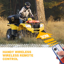 ATV giallo utilizzato in ambiente esterno con la funzione di controllo remoto wireless evidenziata nella parte inferiore dell'immagine